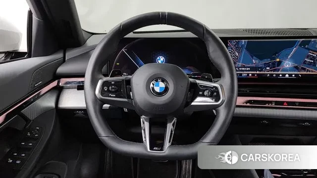 BMW 5 Series (G60) 2023 Белый из Кореи, фото 4