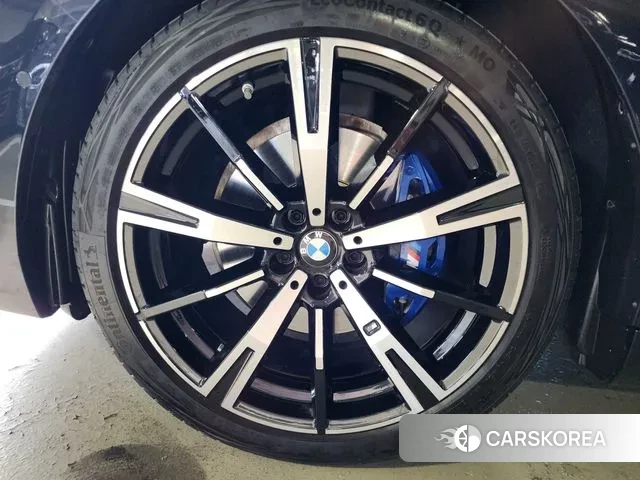 BMW 5 Series (G60) 2025 Черный из Кореи, фото 4