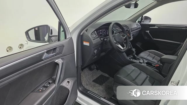 Volkswagen Tiguan second Generation 2023 Белый из Кореи, фото 4