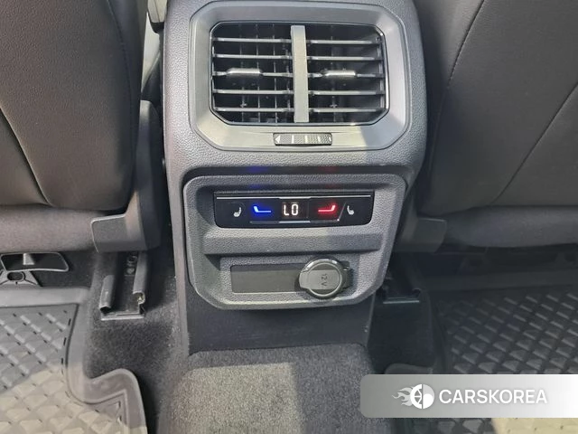 Volkswagen Tiguan second Generation 2023 Белый из Кореи, фото 4