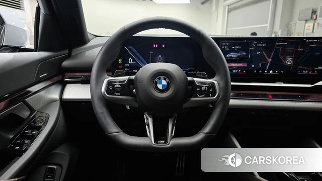 BMW 5 Series (G60) 2026 Светло-серебряный цвет из Кореи, фото 4