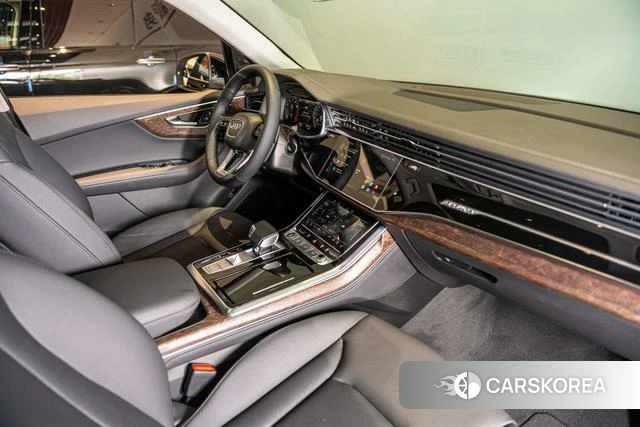 Audi Q7 2023 Черный из Китая, фото 4
