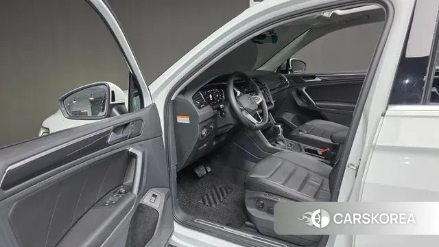 Volkswagen Tiguan second Generation 2022 Белый из Кореи, фото 4