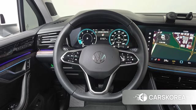 Volkswagen Touareg 3rd generation 2024 Белый из Кореи, фото 4