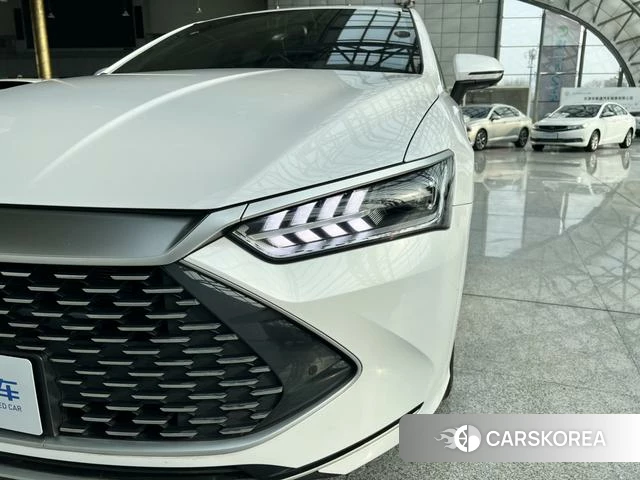 BYD Qin PLUS DM 2023 Белый из Китая, фото 4