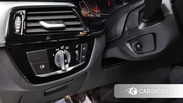 BMW 5 Series (G30) 2022 Белый из Кореи, фото 4