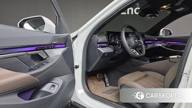 BMW 5 Series (G60) 2025 Белый из Кореи, фото 4