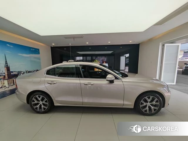 Volvo S60 2025 Шампань из Китая, фото 4