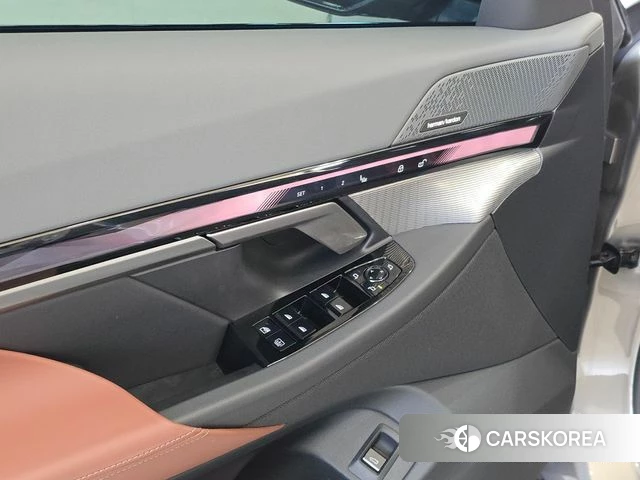 BMW 5 Series (G60) 2025 Цвет тростника из Кореи, фото 4