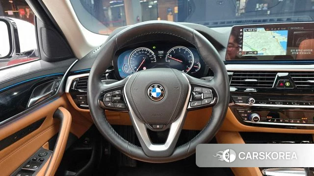 BMW 5 Series (G30) 2018 Белый из Кореи, фото 4
