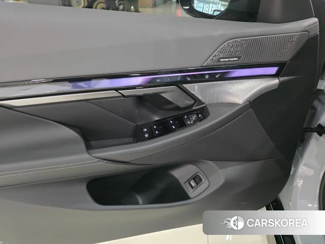 BMW 5 Series (G60) 2025 Серебристо-серый из Кореи, фото 4