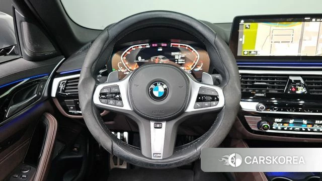 BMW 5 Series (G30) 2023 Серебристо-серый из Кореи, фото 4