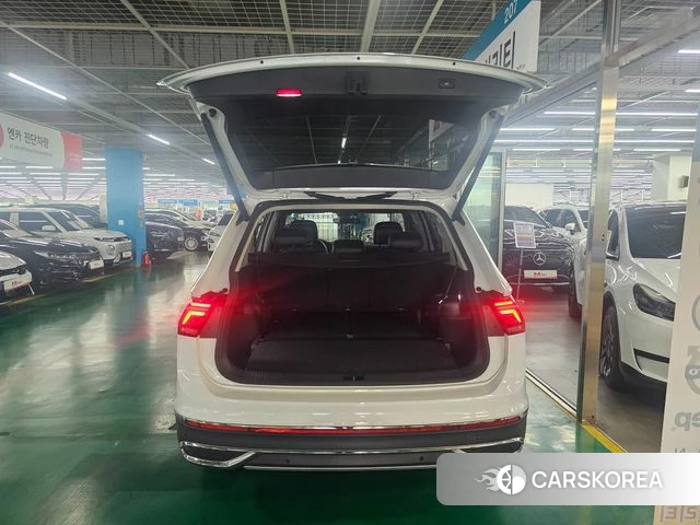 Volkswagen Tiguan Allspace 2023 Белый из Кореи, фото 4