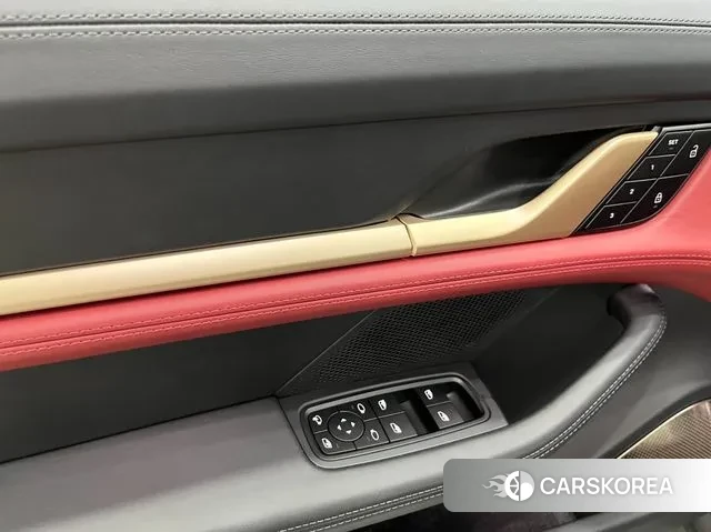 Porsche Taycan 2024 Серебряный из Кореи, фото 4