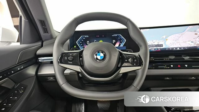 BMW 5 Series (G60) 2025 Белый из Кореи, фото 4