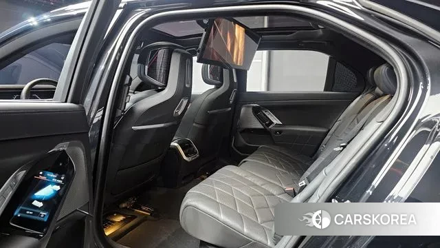 BMW 7 Series (G70) 2025 Черный из Кореи, фото 4