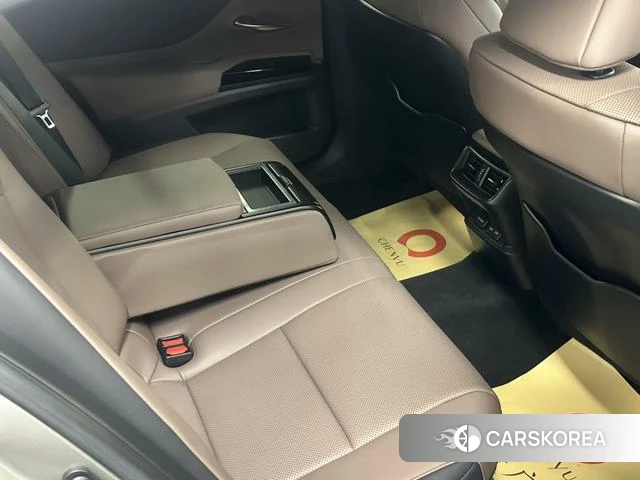 Lexus ES 2022 Серебристо-серый из Китая, фото 4