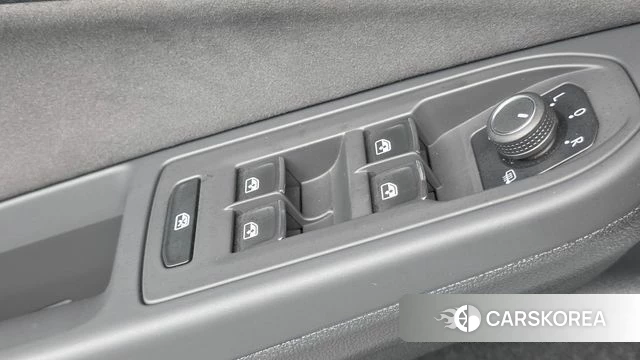 Volkswagen Golf 8th Generation 2023 Белый из Кореи, фото 4