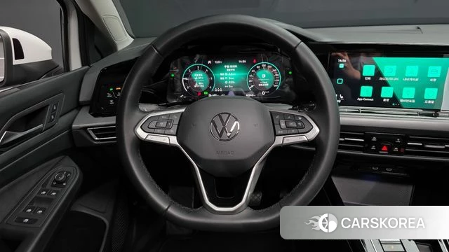 Volkswagen Golf 8th Generation 2023 Белый из Кореи, фото 4