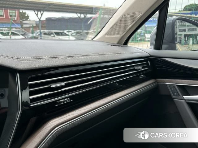 Volkswagen Touareg 2021 Темно-серый из Китая, фото 4