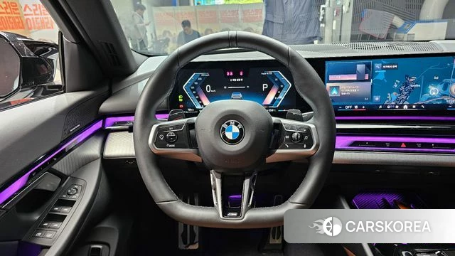 BMW 5 Series (G60) 2024 Цвет галактики из Кореи, фото 4
