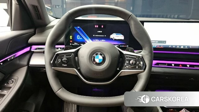 BMW 5 Series (G60) 2025 Белый из Кореи, фото 4