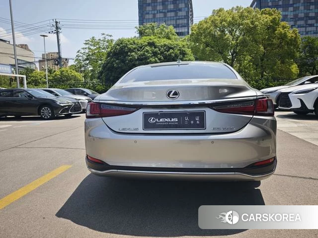 Lexus ES 2023 Серебристо-серый из Китая, фото 4