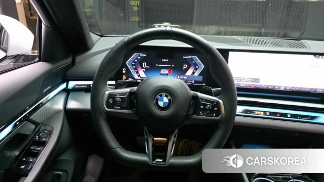 BMW 5 Series (G60) 2025 Серебристо-серый из Кореи, фото 4