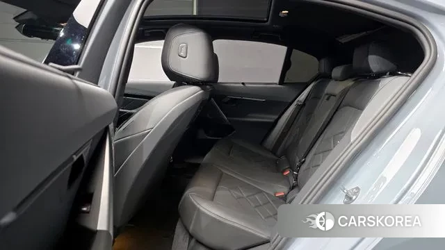 BMW 5 Series (G60) 2024 Светло-серебряный цвет из Кореи, фото 4