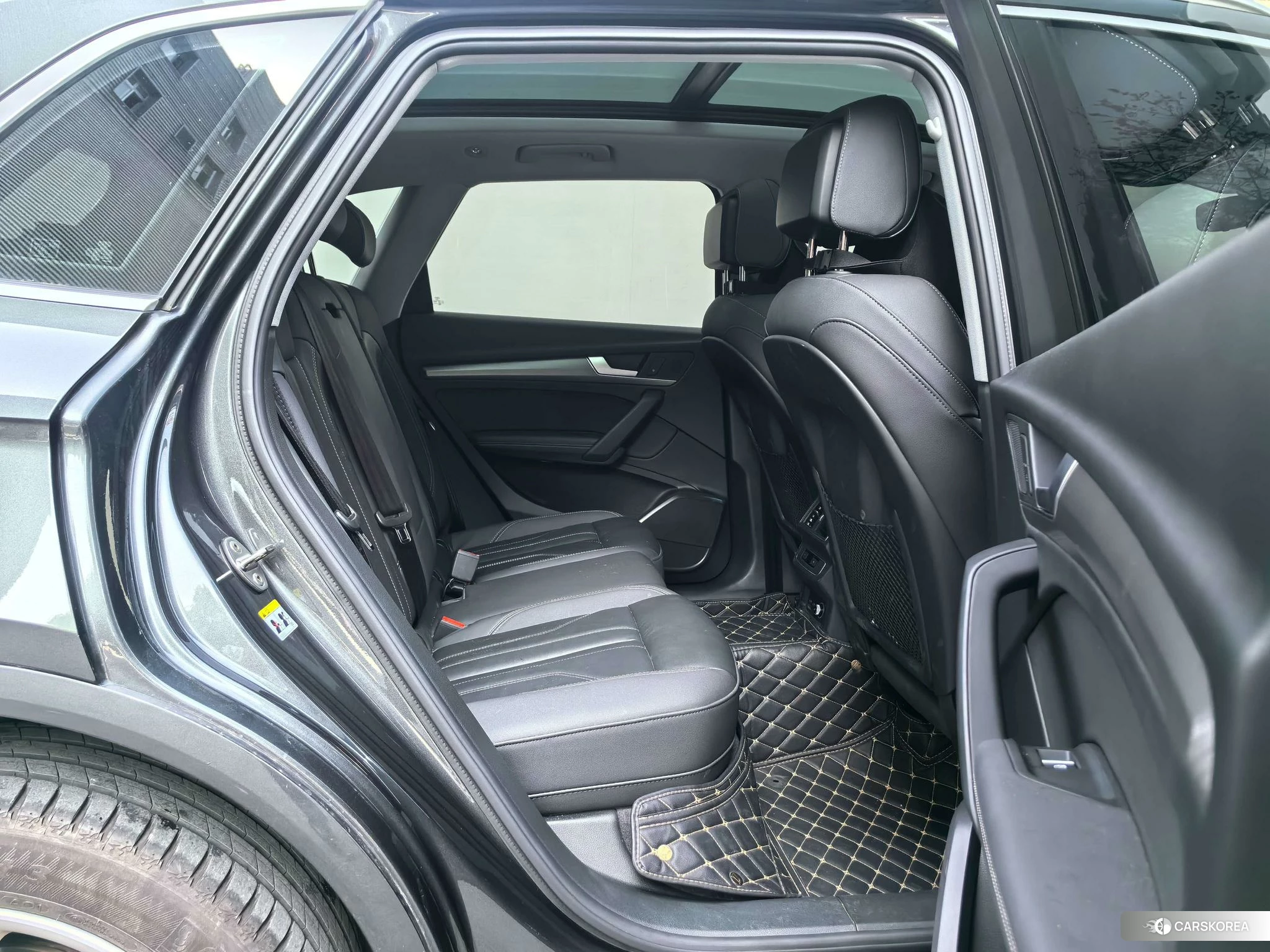 Audi Q5L 2023 Темно-серый из Китая, фото 4