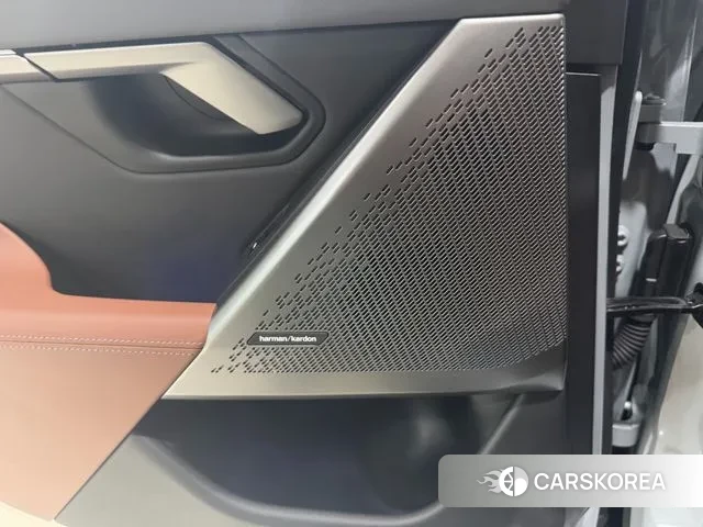 BMW 5 Series (G60) 2025 Светло-серебряный цвет из Кореи, фото 4