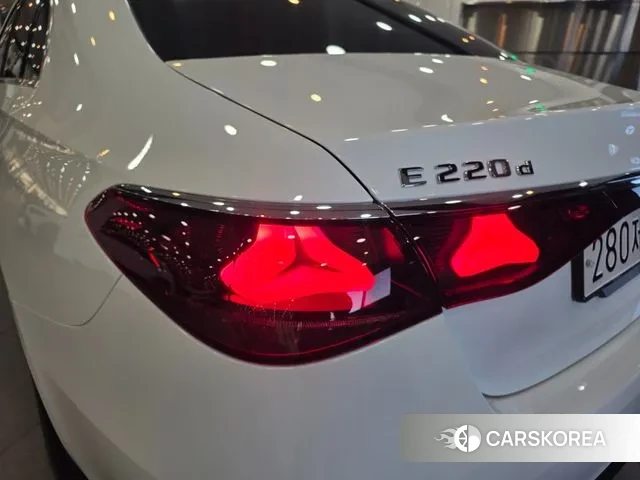 Mercedes-Benz E-Class W214 2024 Белый из Кореи, фото 4