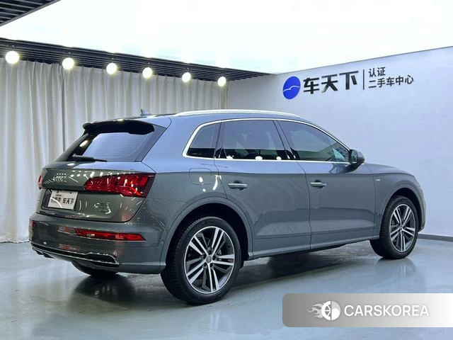 Audi Q5L 2021 Темно-серый из Китая, фото 4