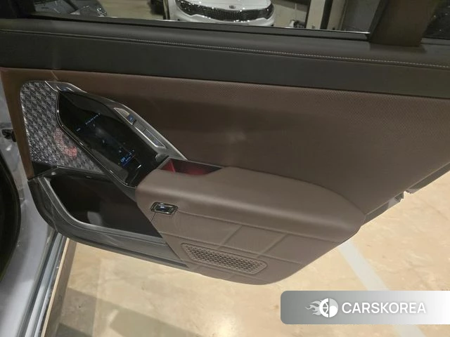 BMW 7 Series (G70) 2023 Светло-серебряный цвет из Кореи, фото 4