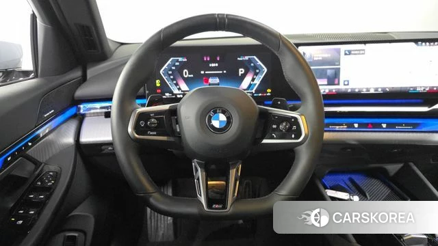 BMW 5 Series (G60) 2025 Цвет галактики из Кореи, фото 4