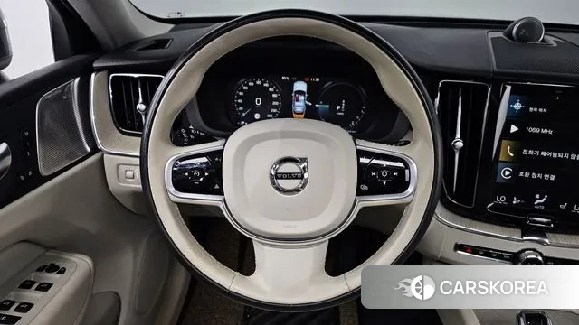 Volvo XC60 second Generation 2021 Светло-серебряный цвет из Кореи, фото 4