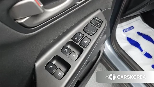 Hyundai Kona 2018 Светло-серебряный цвет из Кореи, фото 4