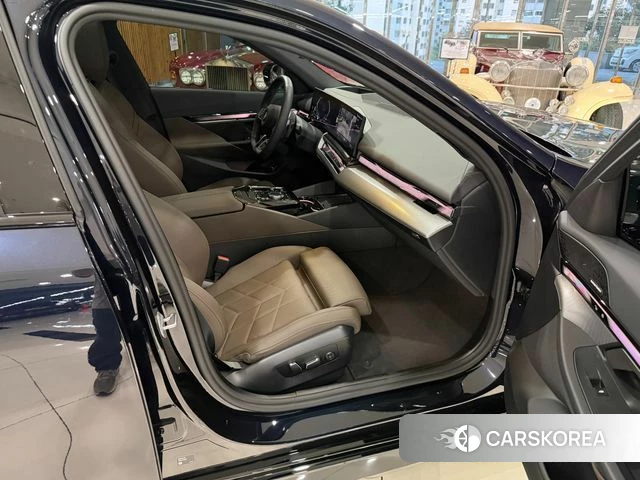 BMW 5 Series (G60) 2025 Черный из Кореи, фото 4
