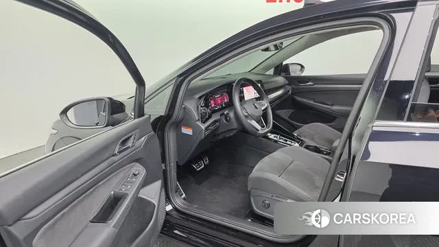 Volkswagen Golf 8th Generation 2023 Черный из Кореи, фото 4