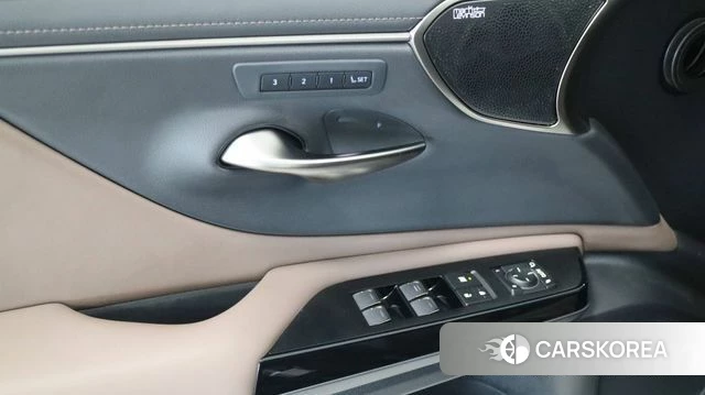 Lexus ES300h 7th generation 2025 Черный двухцветный из Кореи, фото 4
