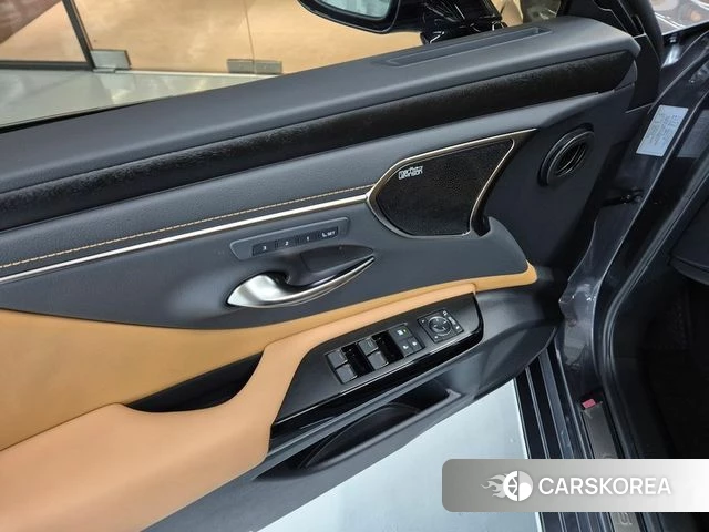 Lexus ES300h 7th generation 2025 Серый из Кореи, фото 4