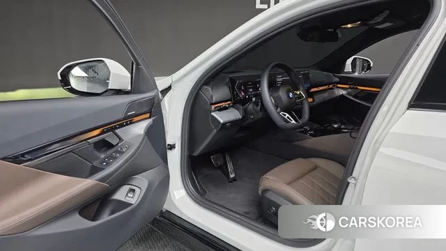 BMW 5 Series (G60) 2025 Белый из Кореи, фото 4