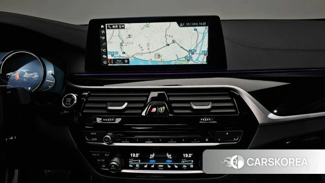 BMW 5 Series (G30) 2018 Белый из Кореи, фото 4