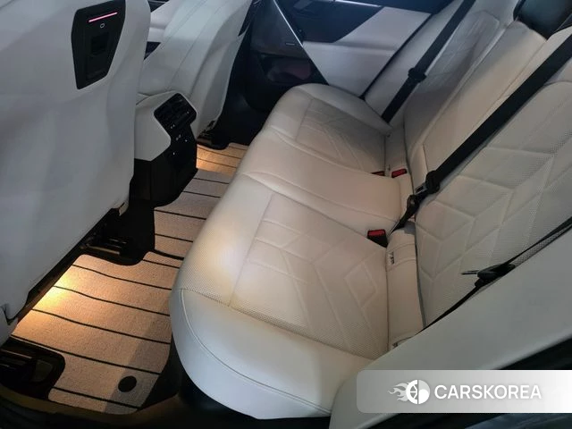 BMW 5 Series (G60) 2025 Светло-серебряный цвет из Кореи, фото 4