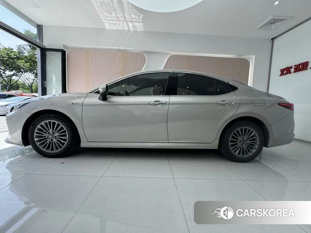 Toyota Camry 2024 Серебристо-серый из Китая, фото 4