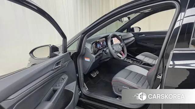 Volkswagen Golf 8th Generation 2024 Черный из Кореи, фото 4