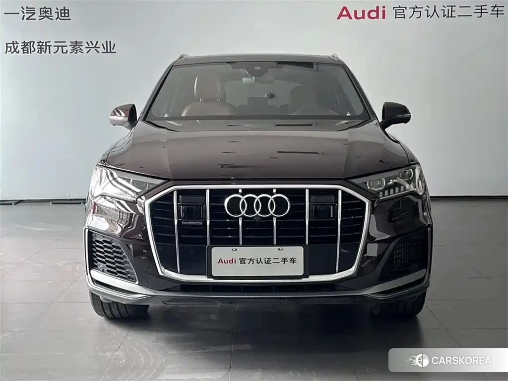 Audi Q7 2023 Champagne/brown из Китая, фото 4