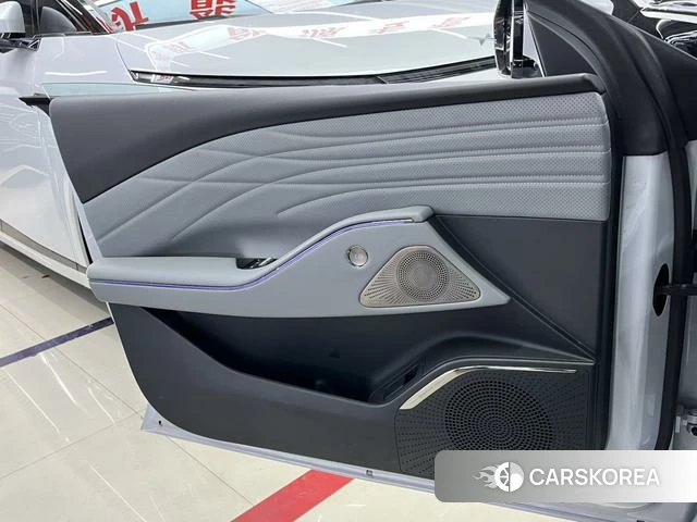 Geely Galaxy Galaxy E8 2025 Серебристо-серый из Китая, фото 4