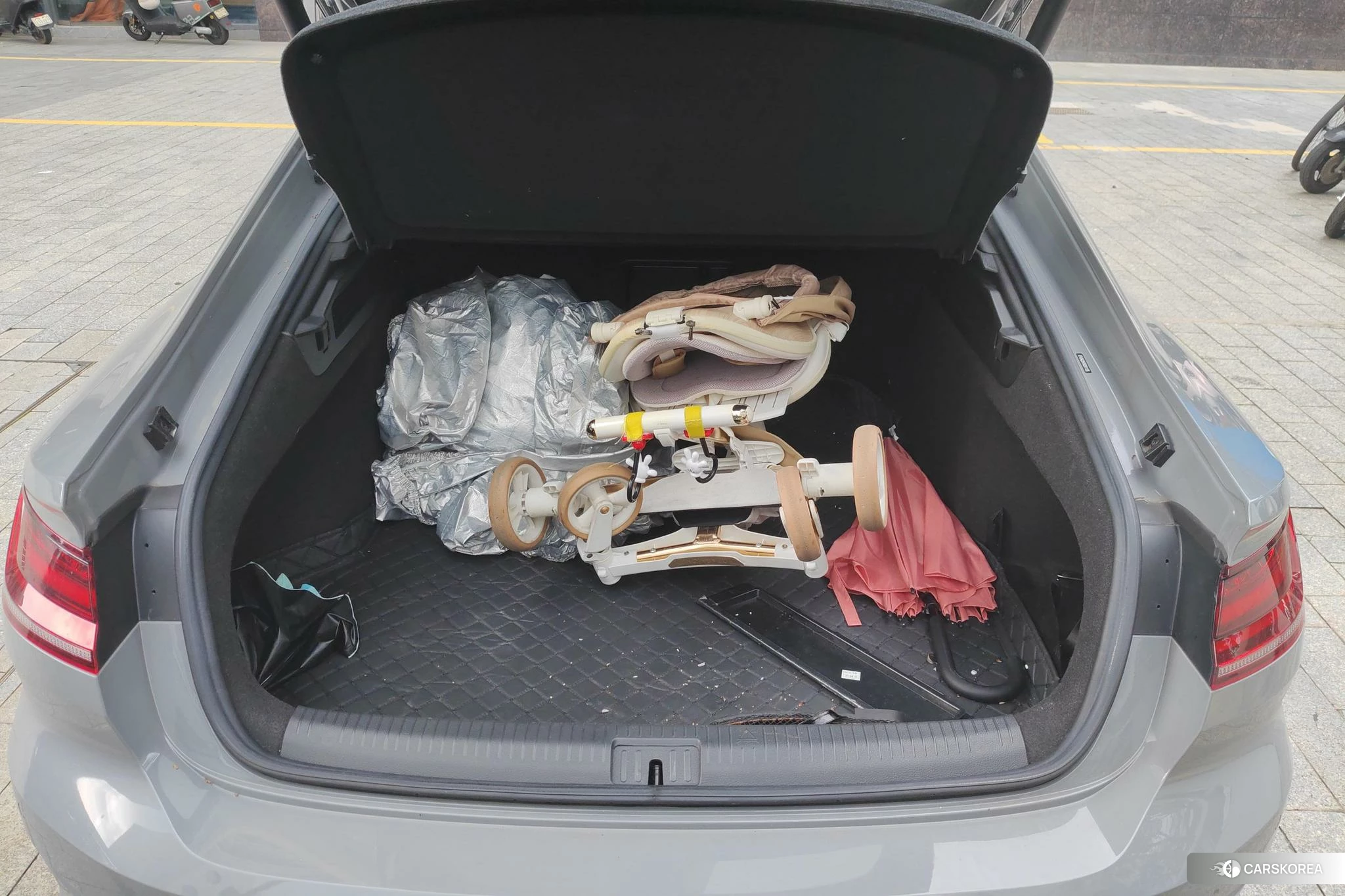 Volkswagen CC 2024 Темно-серый из Китая, фото 4