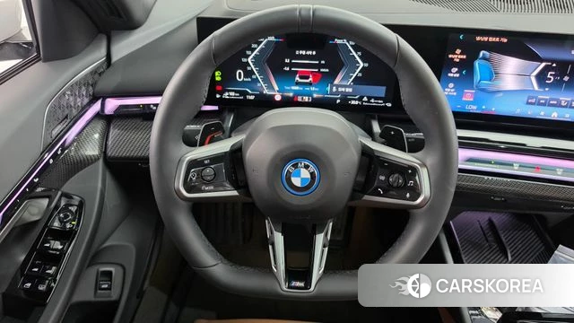 BMW 5 Series (G60) 2025 Белый из Кореи, фото 4